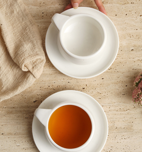 ชุดแก้วกาแฟเซรามิกสีขาวล้วนพร้อมจานรอง ด้ามจับกว้าง ปรับแต่งได้สำหรับร้านกาแฟ โรงแรม และร้านอาหาร - Product Image 4