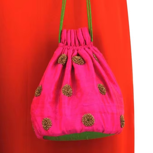 Atiya Libas hermosa bolsa Potli en tela de seda cruda mano Zardozi bordado cubo forma Dori cierre para fiestas boda 2025 - Product Image 6