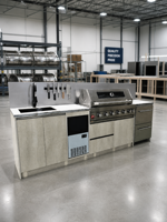 Cuisine extérieure avec machine à glaçons intégrée, barbecue à gaz, réfrigérateur à double tiroir, évier, porte-couteaux et unité en pierre