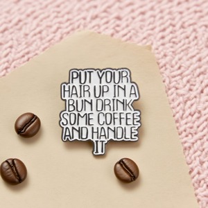 'Coloque o seu cabelo em uma BEBIDA DE AUTOR ALGUNS CAFÉ e PUNHO ITE' English Quote <span class=keywords><strong>Brooch</strong></span> Minimalista Black White Metal Pin - Product Image 2