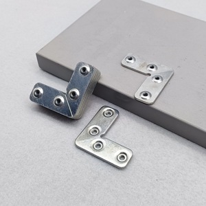 Support d'angle en aluminium de 16 mm de large pour portes d'armoires, design industriel durable, installation par vis - Product Image 1