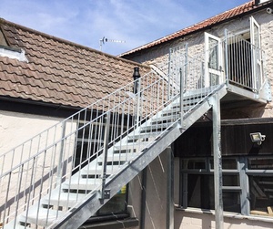 Échelle à marches en acier industrielle moderne avec fonctions télescopiques et pliables Utilisation en extérieur - Product Image 4