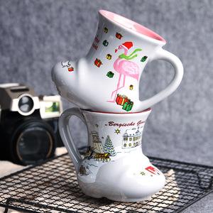 Taza de Porcelana Económica con Diseño Minimalista de Bota Navideña, Acabado Rojo Glaseado, Origen Fujian, No Tóxica, Libre de Plomo y Cadmio, en Promoción - Product Image 3