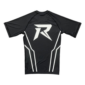 Rashguards MMA à manches courtes personnalisés avec logo sublimé, respirants et à séchage rapide, pour entraînement de combat, gym et boxe. - Product Image 3
