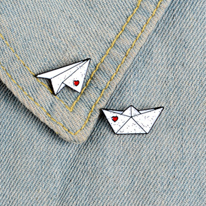 Vente en gros d'avion en métal personnalisé avion en papier bateau broche en émail broches insignes de revers souvenirs de dessin animé sur le thème des fées - Product Image 5