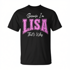 Camiseta con la frase "Porque soy Lisa, eso es por qué me llaman", texto negro y rosa, unisex, talla para adultos S M L XL XXL - Product Image 2