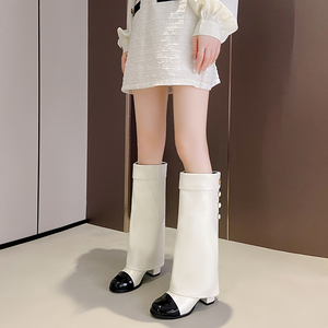Botas Femininas de Cano Alto com Bico Dobrável em Couro Envernizado Bicolor com Salto Bloco e Botões – 2 Cores - Product Image 5