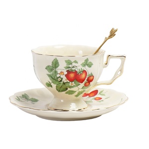 Juego de café y té de cerámica de lujo europeo más vendido, patrón de frutas con borde dorado para el hogar o regalos - Product Image 5