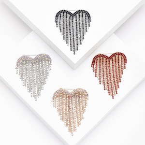 Broche de diseño creativo con borla y cadena, de alta gama, moderno y elegante, para cuello de traje de mujer - Product Image 2