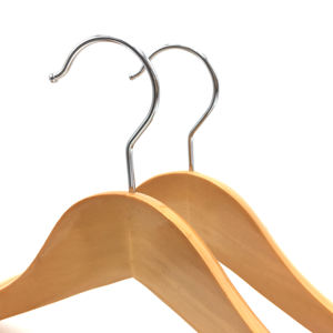 Perchas de madera natural con logo de fabricante directo, precio competitivo, calidad superior, perchas para trajes de madera - Product Image 5