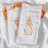 Pochette en coton sergé blanc imprimée sur mesure avec cordon de serrage et ruban logo cœur, petit sac cadeau pour faveurs de mariage