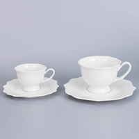 Service de table 6 pièces en porcelaine fine blanc uni à bord festonné, compatible lave-vaisselle, comprenant assiettes, bols et théière, coffret cadeau