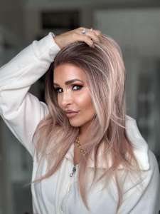 Peluca de encaje sintético de alta gama resistente al calor, color albaricoque, con encaje transparente 13x4 HD, cabello sintético pre-arrancado, con raya libre y capas. - Product Image 5