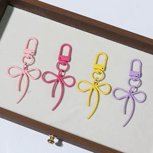 Porte-clés DIY en alliage creux en forme d'arc avec pendentif cœur coloré, tendance mode, style mignon pour fille, breloque de sac - Product Image 6