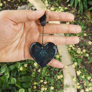 Guasha Rosenquarz-Jade-Stein Dreidimensionales Liebesherz Individuell Gravierter Gesichtstherapie-Massager Rosa Schabewerkzeuge - Product Image 3