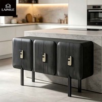Armoire d'entrée en bois noir avec buffet à 3 portes, poignées en métal doré et noir, pieds fins, idéale pour le salon, la salle à manger