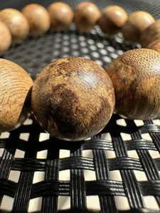 สร้อยข้อมือไม้กฤษณาฮานห์ฮัววินเทจขนาด 13 มม. – ไม้กฤษณาฮ์ฮัววินเทจที่ผ่านการบ่มแบบ 'รุค' ลายไม้โบราณ กลิ่นหอมหวานเข้มข้นหายาก - Product Image 4