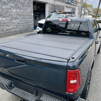 Couverture de benne rigide pliable en trois parties pour Toyota Hilux, Tacoma 2016-2023, Ranger, Ram 1500 (5ft et 6.5ft)