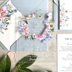 Invitación de Boda Acrílica con Impresión UV de Flores de Jardín en Colores Pastel, Elegante y de Lujo - Product Image 1