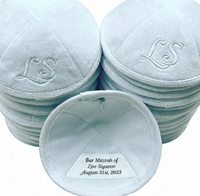 Kippa en velours blanc personnalisée, broderie monogramme ton sur ton, étiquette intérieure personnalisée, Kippot, cadeaux Judaïca pour Bar Mitzvah