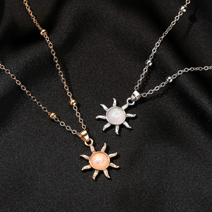 Squisita Collana con Pendente a Girasole in Opale per Donne, Gioiello di Moda che Esalta il Temperamento ed è Esteticamente Gradevole - Product Image 5