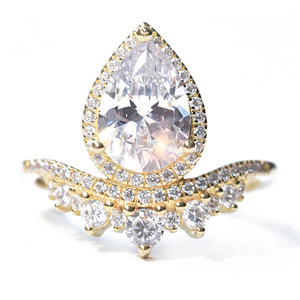 Anello da Donna con Grande Cristallo a Goccia, Ornamento Lussuoso ed Elegante - Product Image 3
