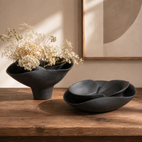 Bol décoratif en céramique noire avec un design à pétales superposés, bol sculptural pour la décoration de la maison