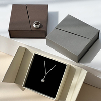 Boîte d'emballage de bijoux de luxe recyclable à double compartiment avec doublure en éponge, revêtement UV et logo personnalisé pour bagues, boucles d'oreilles, chaussettes et fourrures