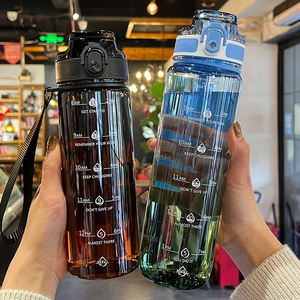 Bouteille d'eau en plastique de <span class=keywords><strong>sport</strong></span> de couleur dégradée 1L portable transparente en gros avec couvercle escamotable et échelle - Product Image 2