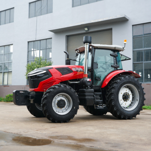 Tracteur agricole à roues motrices rouges 4x4, transmission par engrenages, haute productivité - Product Image 3