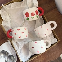Handgemaakte keramische beker en schotel met handgeschilderd onregelmatig design, koffie- en theekop, romantisch Valentijnsdag- en Moederdagcadeau