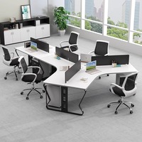 Ensemble de bureaux modernes et simples pour personnel avec cloison de séparation, poste de travail quatre personnes, bureau informatique