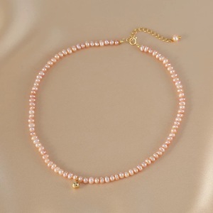 Collier en perles d'eau douce roses pour fille avec petite chaîne de clavicule en or, design simple et luxueux - Product Image 2