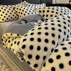 Set Empat Potong Berkualitas Fleece Bayi Ramah Kulit dan Nyaman, Tahan Air Kelas-A untuk Penggunaan di Rumah saat Musim Gugur - Product Image 4