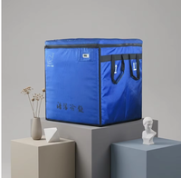 Glacière isotherme en nylon avec motif lettres, alliant performance thermique de type glacière rigide et design portable léger