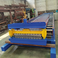 Toit en métal formant la machine