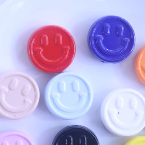 Cuentas Acrílicas Redondas Planas de 20 mm con Caras Sonrientes en Colores Surtidos para Bisutería y Llaveros - Product Image 5