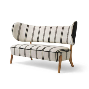 Sofá minimalista a rayas en blanco y negro con elegantes patas de madera natural modernas que combinan encanto estético y estilo contemporáneo. - Product Image 1