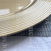 Assiettes personnalisées de 13 pouces pour banquet de fête élégantes rondes en plastique en spirale dorée pour table de mariage Assiettes de présentation en or pour dîner et réception