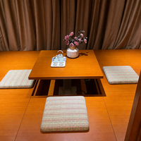 Lits jumeaux doubles Japandi pour hôtel, têtes de lit à rayures fines, base en noyer, chemin de lit à pompons, pour chambre d'hôtel de villégiature