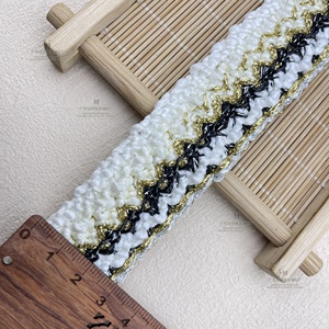 Fabrika doğrudan 2.5 cm siyah ve beyaz altın iplik Tweed konfeksiyon kenar dekorasyon için el yapımı tığ dantel şerit - Product Image 6