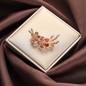 Broche de compromiso para mujer, personalizable al por mayor, de alta calidad, con diseño de mariposa vintage en aleación de oro y circonita de cristal engastada en bisel. - Product Image 4
