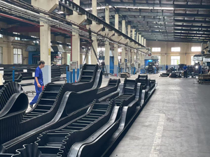 Eğimli dökme malzeme taşıma için Cleat desen ısıya dayanıklı kauçuk bant ile yanak konveyör bant - Product Image 5