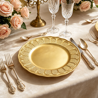 Assiettes de présentation de luxe dorées Wojia 13 pouces, bord festonné géométrique en relief, en plastique thermolaqué pour la mise en table de fête