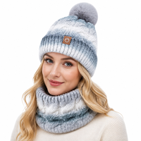 Set Topi Beanie dan Penghangat Leher dengan Logo Kustom Gradasi Pom Pom, Set Syal Rajut Berbulu untuk Wanita, Hangat di Musim Dingin