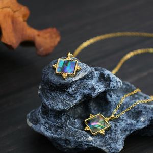 Collier vintage français en acier inoxydable plaqué or 18 carats pour femme, pendentif en coquille d'ormeau naturelle, chaîne à griffes, coloré, pour mariages - Product Image 3