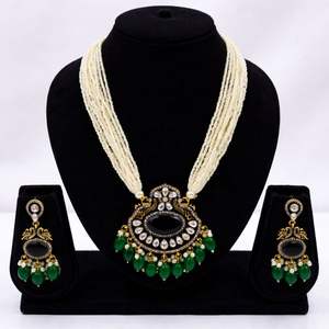 Ensemble collier et boucles d'oreilles en or doré Kundan et perles Moti longues avec pendentif et boucles d'oreilles assorties pour femmes et filles - Product Image 4