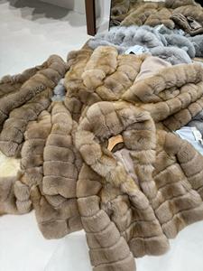 Giacca in Vera Pelliccia di <span class=keywords><strong>Volpe</strong></span> per Donna, Design con Cappuccio, Pannelli Orizzontali Beige, Abbigliamento Invernale Comodo - Product Image 5