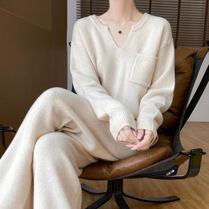 Ensemble Décontracté Deux Pièces en Maille Pull Col V Costume en Maille pour Femme Ensemble en Maille Deux Pièces - Product Image 1