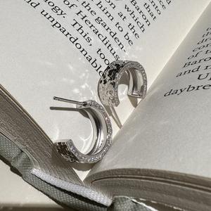 Boucles d'oreilles en argent pur S925, nid d'abeilles, glace pilée, style vintage français médiéval, style incurvé, design basique tendance - Product Image 1